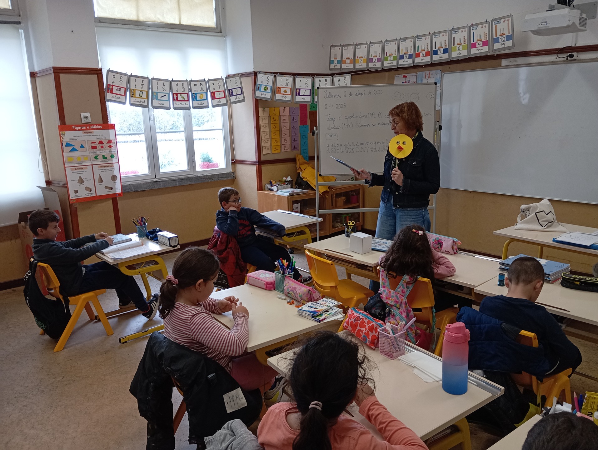 Começamos por ler a história